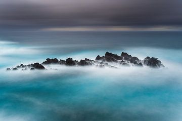 Des rochers dans le surf rugueux sur Ellen van den Doel