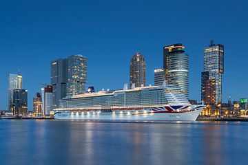 Skyline Rotterdam kop van zuid avec bateau de croisière sur Sander Groenendijk