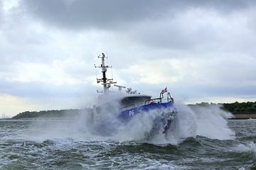 Politieboot onderweg naar zee von Peet de Rouw