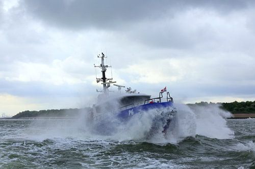 Politieboot onderweg naar zee