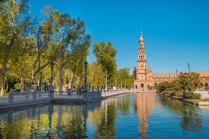 Toren op Plaza de Espana in Sevilla, Spanje van Peter Apers
