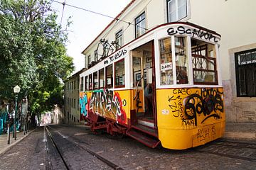 Graffiti tram Lissabon by Dennis van de Water