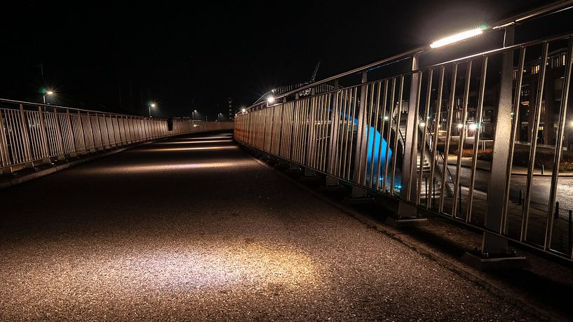 Passerelle en béton avec lampes d'ambiance éclairées par LED et clôture en aluminium par Fotografiecor .nl