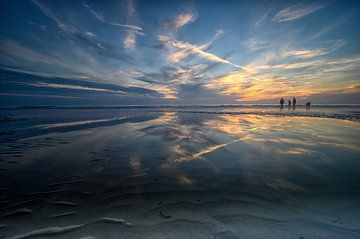 Genieten van de zonsondergang op het strand van Ambleteuse. van Leon Okkenburg