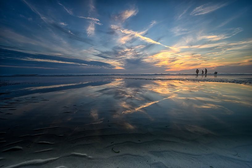 Enjoying the sunset on Ambleteuse beach. by Leon Okkenburg