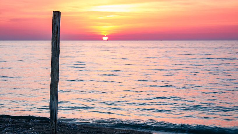 Zonsondergang op het zandstrand van Thomas Heitz
