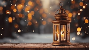 Alte Vintage-Laterne auf einem hölzernen Fensterrahmen mit Bokeh im Hintergrund