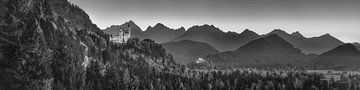 Alpen met kasteel Neuschwanstein in zwart-wit van Manfred Voss, Schwarz-weiss Fotografie