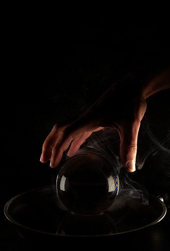 Creatieve opname met hand en glazen bol