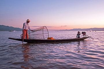 Vissersman met zijn zoon aan het vissen op  het Inle meer in Myanmar met zonsondergang van Eye on You