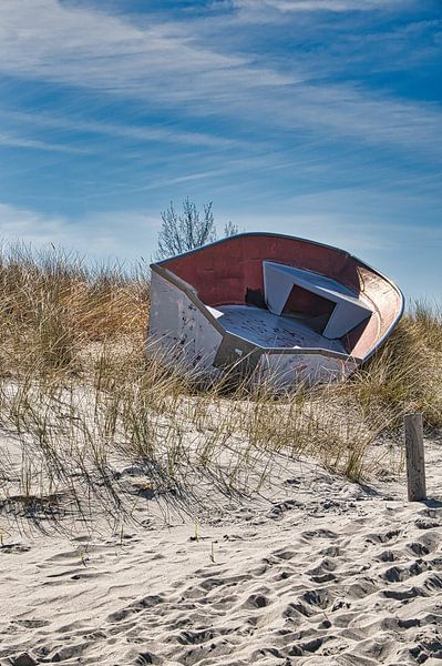 Aangemeerde vissersboot bij het strand op de duinen van Martin Köbsch