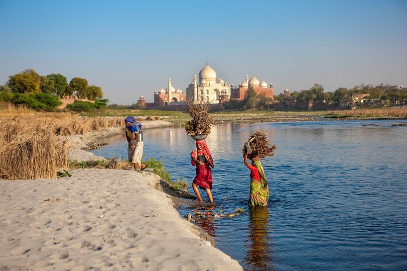 Drie vrouwen steken de yamuna rivier over bij de Taj Mahal in Agra. Wout Kok One2expose van Wout Kok