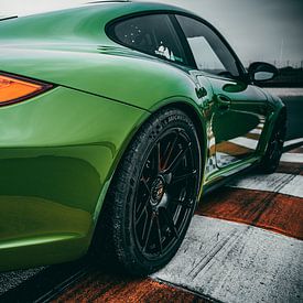 Une Porsche verte robuste pour les passionnés de course sur Bram Mertens
