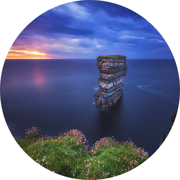 Ierland Downpatrick Head op het blauwe uur