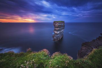 Ierland Downpatrick Head op het blauwe uur van Jean Claude Castor