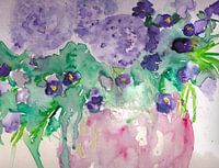 Violette Blumen in einer rosa-transparenten Vase