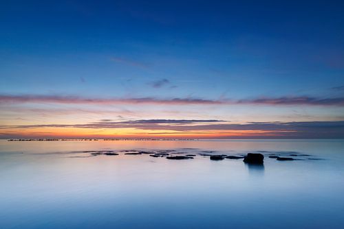 Kleurige zonsondergang boven het wad