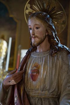 Houten beeld van Jezus Christus met Heilig Hart in kerk van Leoniek van der Vliet