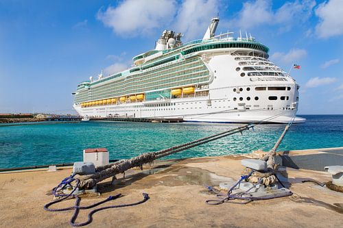 Groot cruiseschip ligt op zee aan scheepstouwen aan de kust van Bonaire