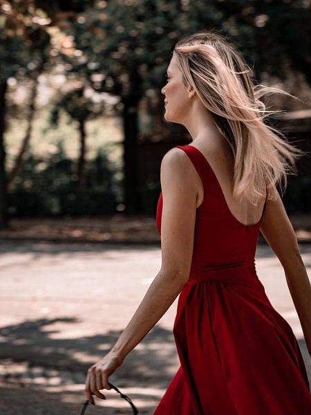 Die Frau in Rot von Martijn Jebbink Photography