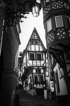 Chalet à Bernkastel-Kues sur la Moselle - Allemagne - Maison à colombages - Noir et blanc sur Laura Dijkslag