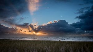 Zonsondergang tijdens een winterstorm 01 sur Arjen Schippers