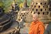 Boeddhistische monnik in oranje gewaad mediteert op de Borobudur bij zonsopkomst van Jeroen Langeveld, MrLangeveldPhoto