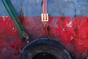 Detailfoto autoband aan boot van Yke de Vos