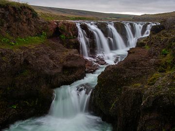 Waterval Kolugljufur IJsland van Michel Teeuw