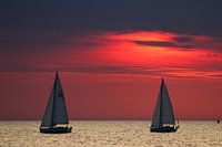 Zeilboten bij zonsondergang.