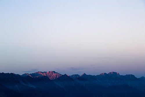 Sonnenaufgang in den österreichischen Alpen. Ruhiges Licht