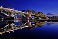 Südbrücke à Cologne sur le Rhin la nuit