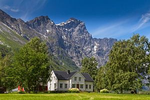 Maison dans les montagnes norvégiennes