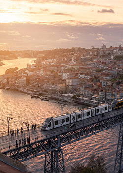 Porto Metro over de Douro bij zonsondergang