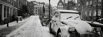 Amsterdam, Looiersgracht with 2CV in the snow by Amsterdam Highlights