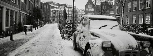 Amsterdam, Looiersgracht with 2CV in the snow