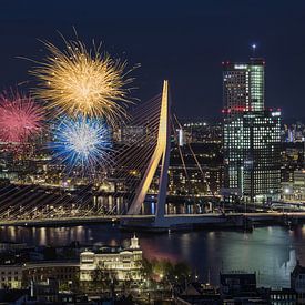 Die Erasmusbrücke in Rotterdam in der Farbe Gold mit einem Feuerwerk anlässlich des 10-jährigen Best von MS Fotografie | Marc van der Stelt