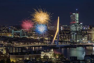 De Erasmusbrug in Rotterdam in de kleur goud met vuurwerk speciaal voor 10 jaar Werk aan de Muur