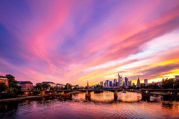 Skyline Frankfurt zonsondergang magische kleuren aan de hemel van Fotos by Jan Wehnert