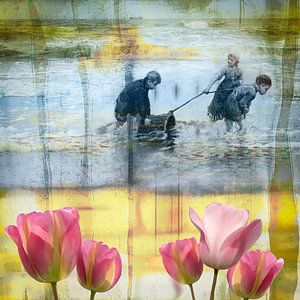 Tulpen in Holland mit Kindern, die in der Brandung spielen.