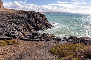 Panoramisch uitzicht op de rotsachtige kust van El Cotillo op het Canarische eiland Fuerteventura van Reiner Conrad