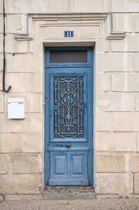 Die blaue Tür Nr. 11 in Alfama, Lissabon, Portugal