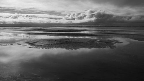 Silence between ebb and clouds