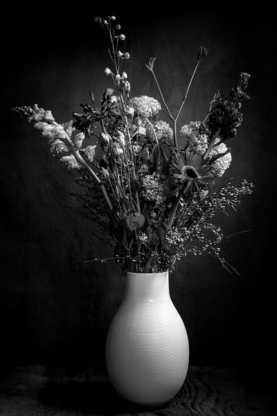 boeket in vaas | fine art stilleven fotografie in zwart-wit | print muur kunst van Nicole Colijn