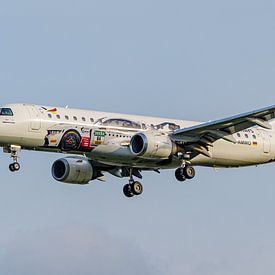 Passagierflugzeug vom Typ Embraer ERJ190 der German Airways. von Jaap van den Berg