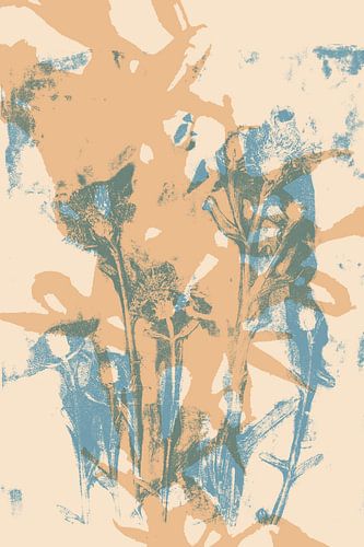 Lichtblauwe bloemen op zand. Moderne botanische kunst.