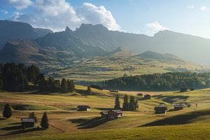 Seiser Alm, Blick auf Holzhütten. Dolomiten, Italien