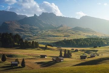 Seiser Alm, uitzicht op houten hutten. Dolomieten, Italië van Stefano Orazzini