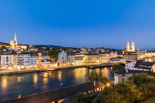 De oude stad van Zürich in de avond