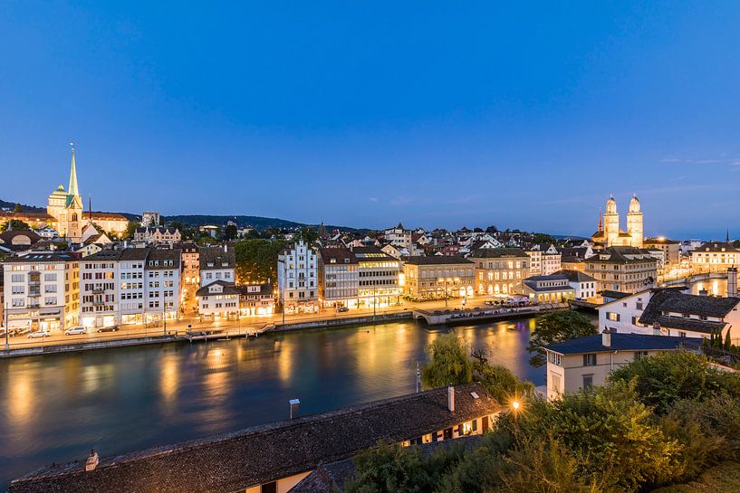 De oude stad van Zürich in de avond van Werner Dieterich